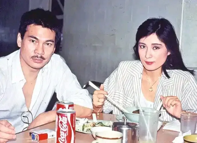 大圣劈挂拳王的红尘江湖，四段情史一场大病，79岁中山归隐？
陈观泰是香港老牌武打明星，大圣劈挂拳传人，演过《马永贞》等经典电影。他这辈子感情挺丰富，有过四段情，还生了一儿一女。2020年他生了一场大病，差点没挺过来，住院抢救了很久。现在他和小30岁的妻子住在广东中山，过着平淡日子，偶尔出来拍个视频。