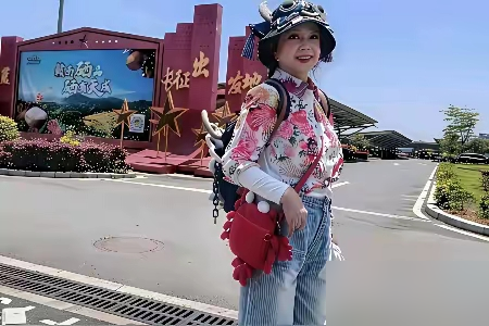 75岁还演14岁少女，刘晓庆这额头倒是真变了。
翻她1983年《火烧圆明园》的片场照，那会儿脸圆得能掐出水，额头饱满，全是胶原蛋白。到了1995年拍《武则天》，43岁演14岁，靠的是眼神和妆发硬撑，额头已经没那么抢戏。再看2026年新短剧，80集10天拍完，剧组拿影视级微厚粉底加后期磨皮硬造少女感