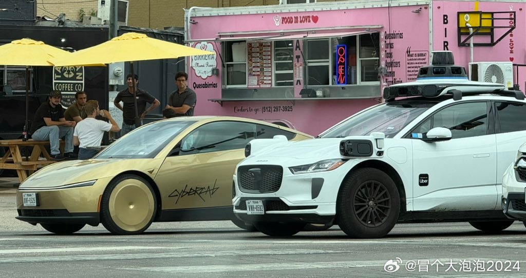 Cybercab 和 Waymo 同框，高下立现。

#海外新鲜事##海外新鲜事[超话]##特斯拉Cybercab# ​