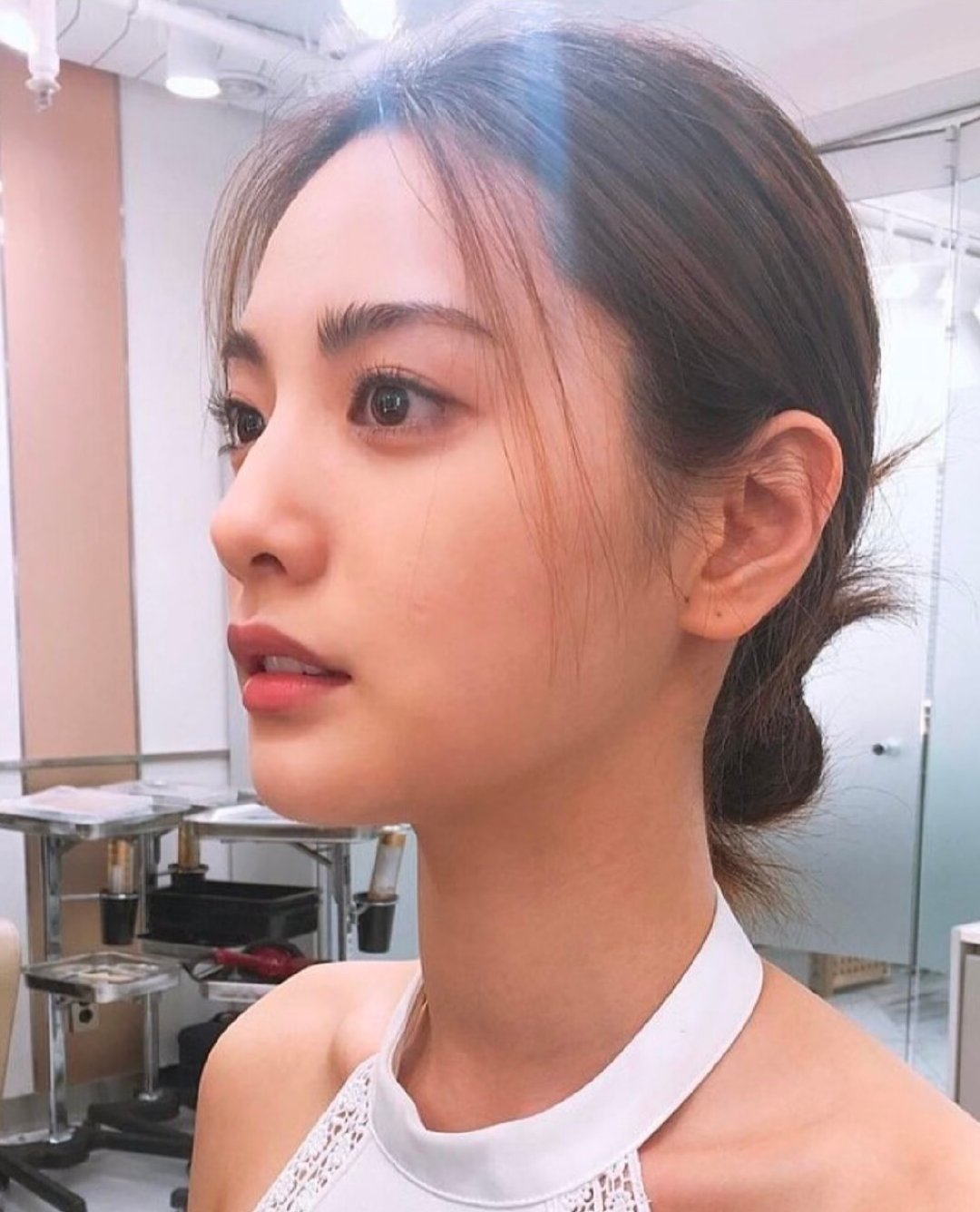 Nana到底在对自己的脸做什么，把牙齿整内扣以后又把嘴唇丰了。
原先的咬合和侧脸E线已经很完美了，现在显得侧脸鼻子高度都不太够了。 ​