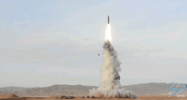 华盛顿那帮参谋原先盘算的是，把航母开到中国家门口，逼解放军把辽宁舰山东舰福建舰拉出来，摆开阵势打一场海上决战。算盘打空了。
 
2026年8月13日夜里，“南海战略态势感知”平台放出一条消息：美军“乔治·华盛顿”号航母打击群已经离开南海，穿过新加坡海峡，接着进了马六甲海峡，航向直指中东。这艘航母7月