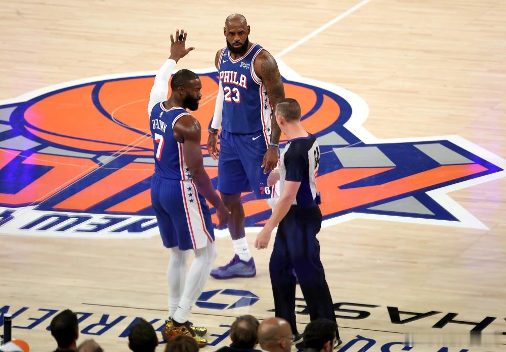 76人擒尼克斯！詹姆斯首秀14+9+7马克西28分 布伦森21+5
NBA揭幕战76人在客场106-100逆转击败尼克斯，上半场尼克斯一度领先到10分，不过76人反扑追分，半场打完尼克斯仅仅领先4分；下半场尼克斯进攻下滑，76人第三节29-18反超比分，末节两队你来我往打得十分胶着，关键时刻唐斯连中三分，恩比德和马克西 ​
