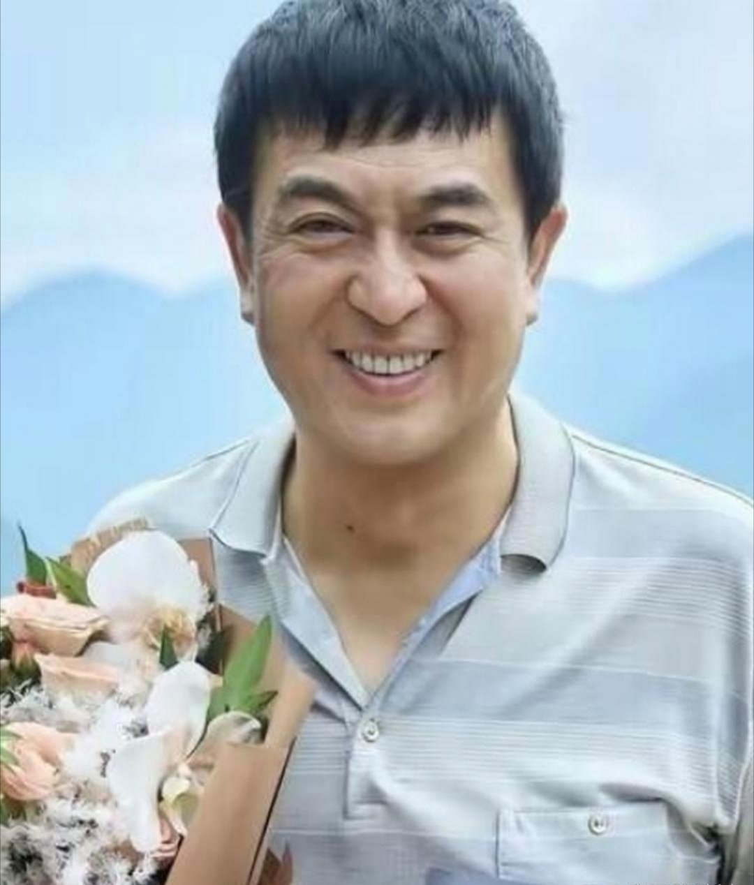 张嘉译亲口承认：合作过这么多女演员，最怕的就是秦海璐。他说，闫妮是软糯可爱的波斯猫，接不住戏顶多骂句“瓜怂”；宋佳只求他别在剧组开面馆；邬君梅戏外温和，年轻小花们也都给足面子。但秦海璐不一样——从小练武旦，嘴皮子利索，说话带风，你一不留神就接不住。拍《白鹿原》那会儿，他一米七八的 ​