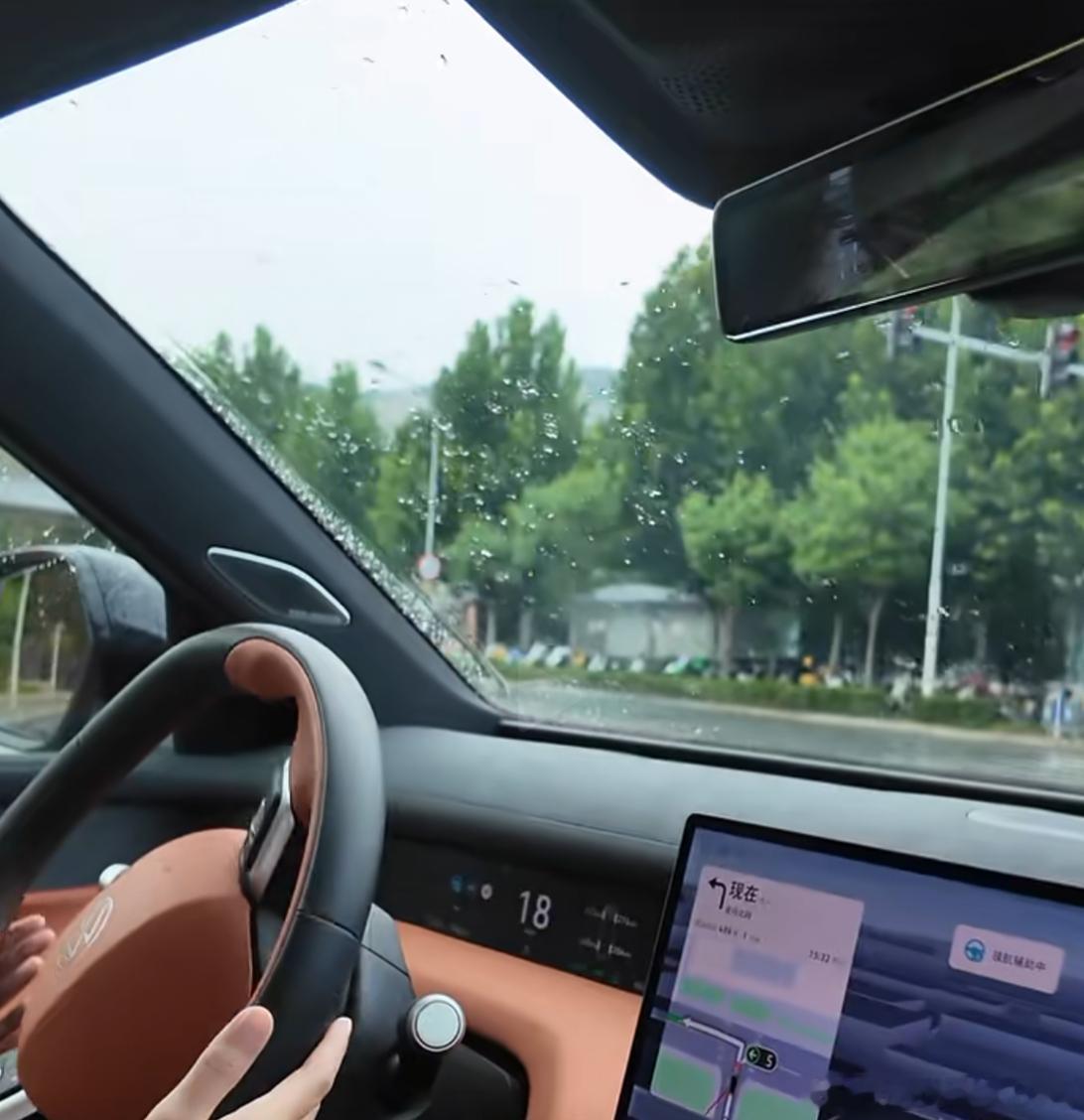 ID.ERA 9X的Momenta R7大模型实际体验怎么样？

作为首批搭载R7大模型的车型，ID.ERA 9X从地下车库原地开启智能辅助驾驶，全程0接管。总体感受就是非常像人类司机一样。

体感上来说，整个试驾的过程没有感受到任何的突兀、激进或者说反应慢、迟钝、犹豫不决。整个的算法和决策、判断、操作、执行都很 ​