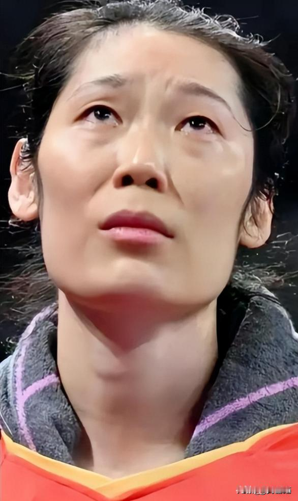 朱婷的心彻底凉了！接受意大利媒体采访，拒绝回应国家队问题，到底是什么，让这位为国拼尽全力的功勋队长，一步步寒了心？

熟悉中国女排的观众都清楚，朱婷的职业生涯，自始至终都与国家队深度绑定、荣辱与共。

出身普通农家的她，没有优越家境、没有特殊资源，凭借日复一日的刻苦训练、咬牙坚持，从地方队一步步冲进