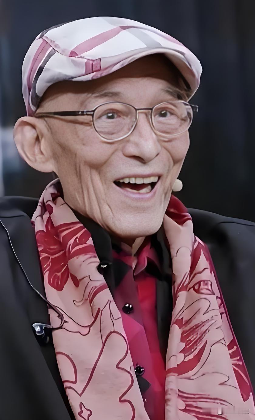刚刷到游本昌先生辞世的消息，愣了好半天，童年里那个摇着破蒲扇、嬉笑怒骂惩恶扬善的济公形象瞬间就浮到眼前。

52岁靠《济公》火遍大江南北，90岁在《繁花》里演的爷叔又成了全民白月光，70多年的演艺生涯，一辈子都在琢磨怎么把角色演活。当年白玉兰申报他主动提出不参评，把机会全让给年轻后辈，胡歌说那就是他