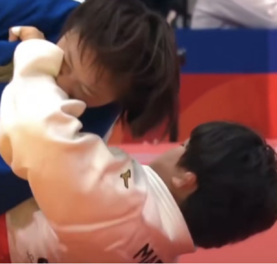 在亚运会柔道比赛中，中国柔道名将唐婧因在与日本选手比赛中持续咬对手手臂约20秒，