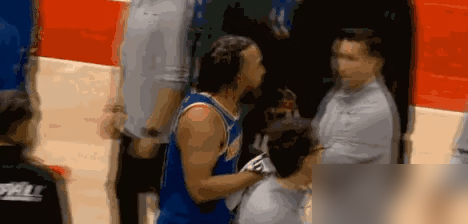 “你给我坐下！”季后赛领先20分，布伦森没跟对手急，反倒在几万球迷眼皮...