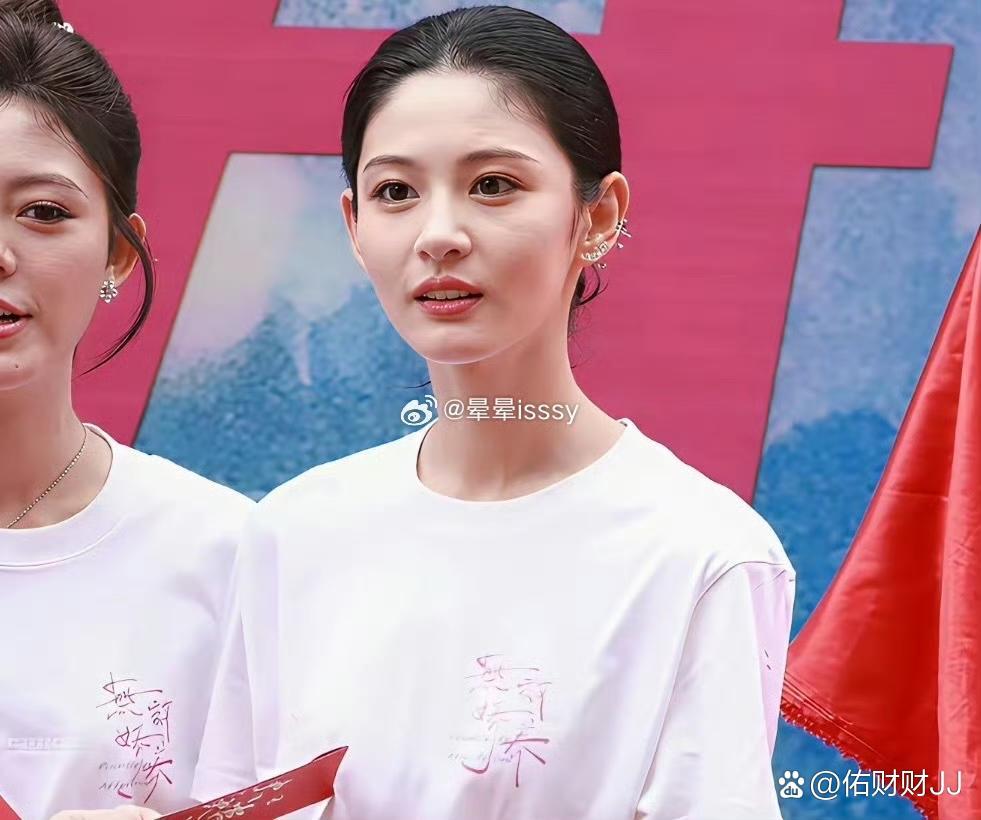 于正看人眼光还行，力捧的都红了，还都挺好看 ​