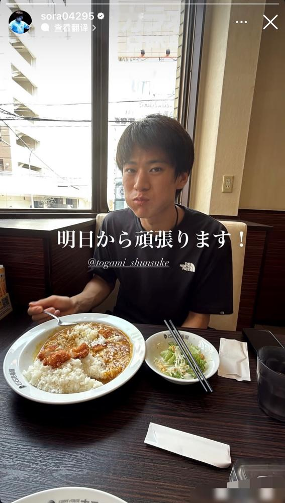 日本19岁小将松岛辉空公开喊话，日本男团只发挥五六成实力就能掀翻中国队。
9月17日公开训练，日媒镜头怼着脸问，这小孩一点没含糊。原话被《卓球王国》记下来了：现在的日本队真的很强，50%到60%的实力就能赢中国。说完男团不过瘾，又补一刀，说王楚钦状态再好他也不怕，只要自己打出水平就有的打。
这还