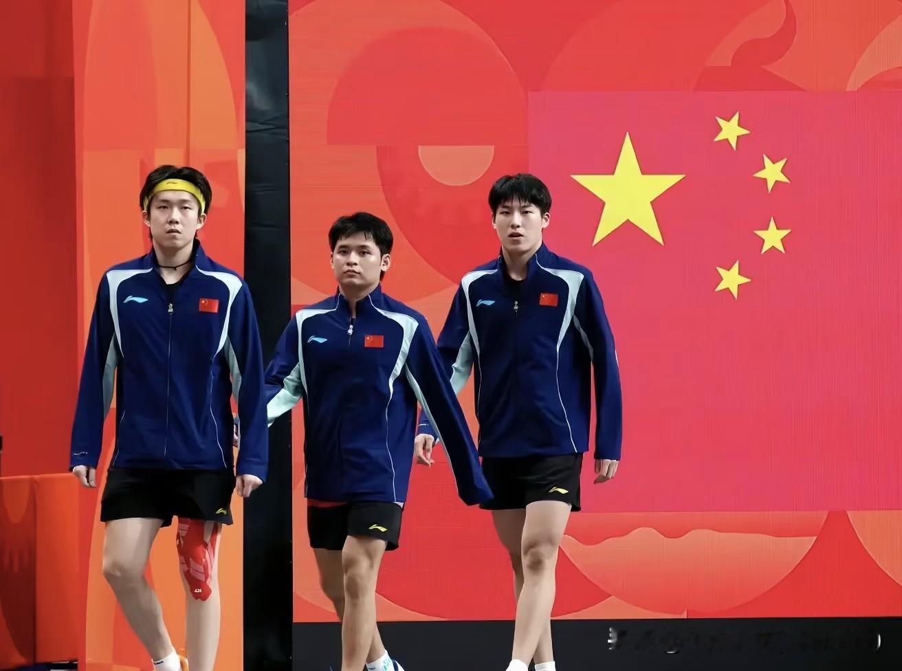 这次名古屋亚运会国乒丢掉了男团冠军，很多人指责教练组排兵布阵有问题，觉得应该把林诗栋放到二单，温瑞博放三单。在我看来男队主要还是太依赖大头了，这个排阵没有给大头留一点儿容错空间，世乒赛时，他一人独得两分，十战全胜。可他是人，不是神，不能保证每次都状态满格。希望林
