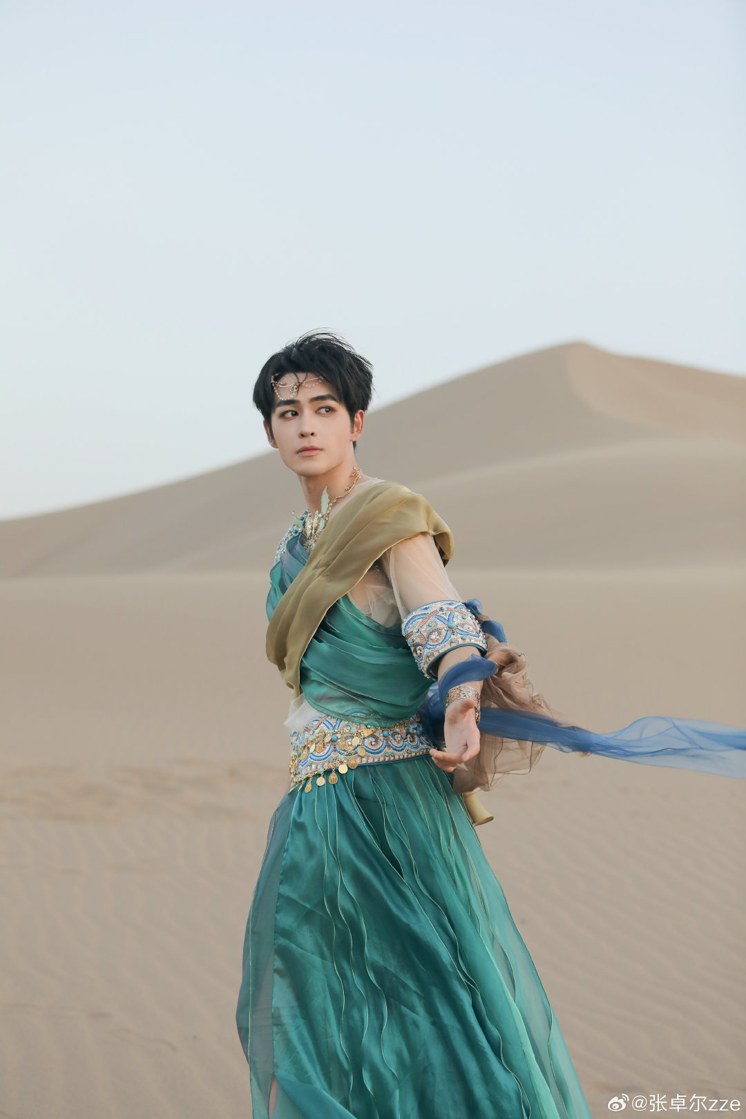 #张卓尔[超话]#  站在黄沙里，赴一场大漠之约～风太大了[柯基]#捕卓每一天##东方纹样##东方纹样敦煌飞天大片# ​