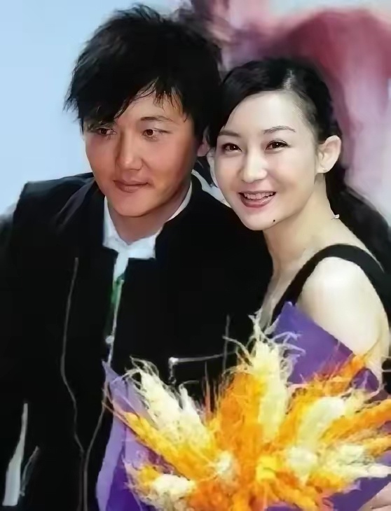 买红妹拿到5处房产和3000万现金那天，签字的手没抖。她以为这是九年全职太太的最终结算价。一年后，孙楠一纸诉状递进北京朝阳法院，要求变更儿子抚养权。协议上的体面，撕得干干净净！
2009年3月，两人协议离婚。房产5处，现金3000万，归买红妹。当时媒体用“净身出户”形容孙楠。这个数字放在2009年的 ​