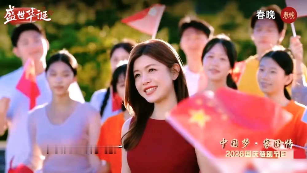 离婚不哭惨，穿着红裙子就杀回来了。
陈妍希国庆晚会那身红色渐变礼服，灯光一打，整个人在发光。台下观众还没回过神，她转身进了话剧圈，跟赖声川合作《镜花水月》，演一个从10岁跨到70岁的角色。九月武汉上海连轴转，场场不落。
再看存货，《狙击蝴蝶》刚播完热度没散，电影压了好几部没上。综艺常驻《我家那闺