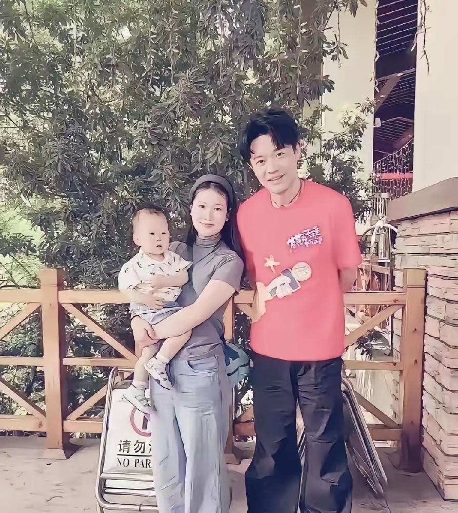 凤凰传奇曾毅三亚全家福曝光！镜头下一家三口惬意度假，画面温馨治愈。妻子李娜是地道新疆姑娘，为人低调的圈外人，极少在公众面前露面。二人2011年携手步入婚姻，婚后育有一个儿子。褪去舞台上的说唱风采，私下里的曾毅，是顾家的丈夫与温柔爸爸，把家人守护得很好，平淡安稳的幸福惹人羡慕。