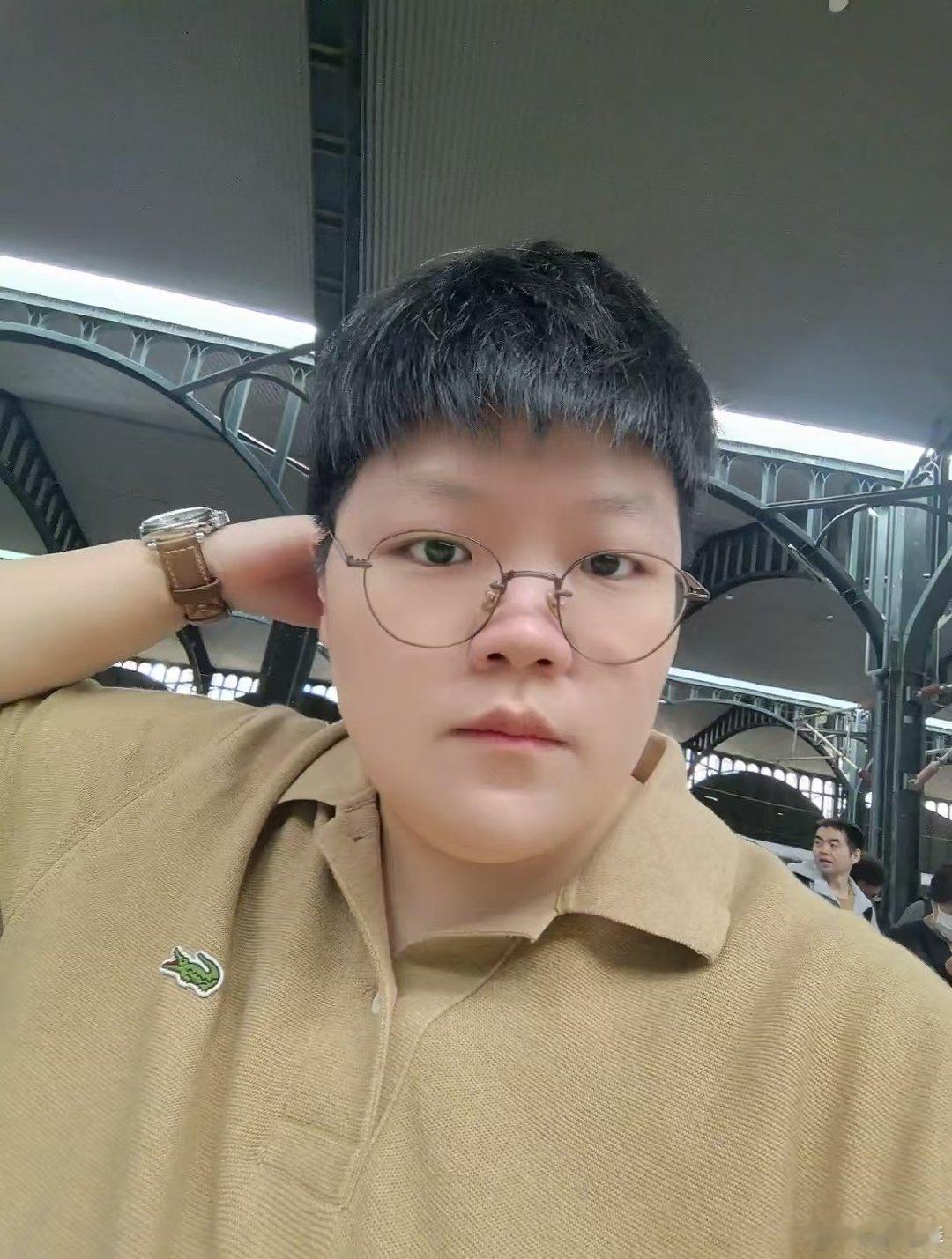 剪头 8.18
之前的托尼出门了
因此给我换了一个托尼
根据两次发型分析
这俩托尼性格特征应该是完全不一样

培训 8.19
在单位教室里统一打卡看视频
大家最在意的是卡
为了赶上这个打卡
我从17号开始调整生物钟
10点睡觉  7点起床
只有一个感觉是困
据deepseek说至少要一周
才能改变这个状况 ​