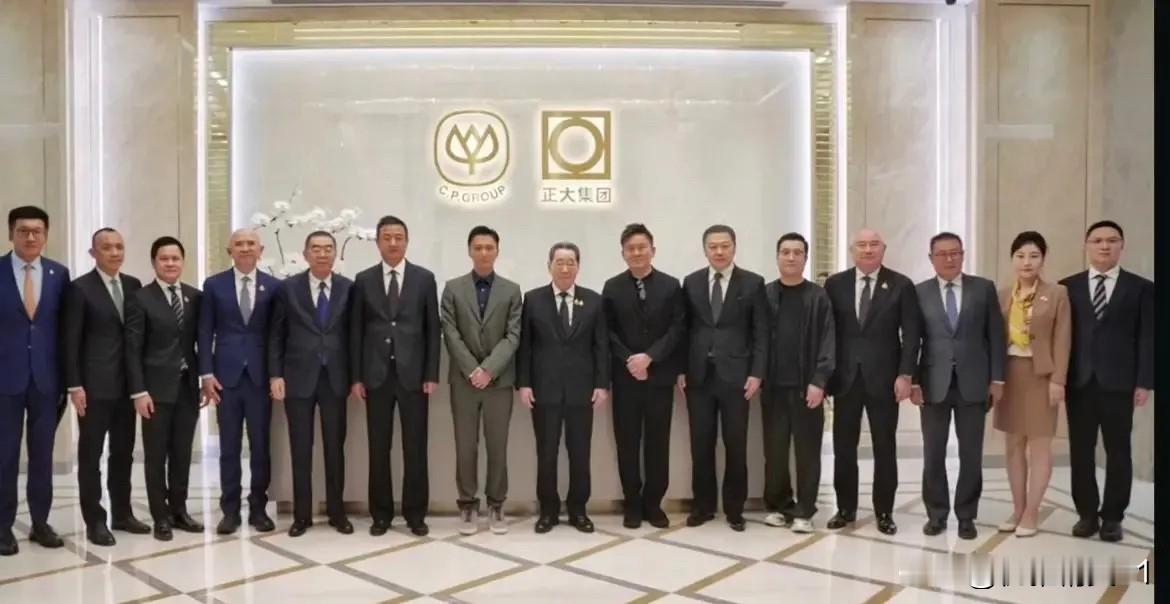 谢霆锋身高引热议，实拍对比打破固有印象！
 
以前网上一直流传说法，觉得谢霆锋个子不高，很多人也跟着默认这个印象。直到看到现场同框照片，才发现实际情况和网传不一样。
 
画面里身旁男士身高目测180cm以上，谢霆锋站在一旁，差距大概也就5厘米左右，这么看他官方174.5cm的身高是比较贴合真实状态的