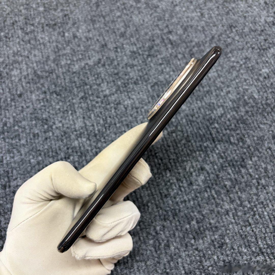 华为Mate 70Air 曜金黑 12+256G
​
​国行全网通 轻微使用痕迹 电池健康99% 价格2399 ​