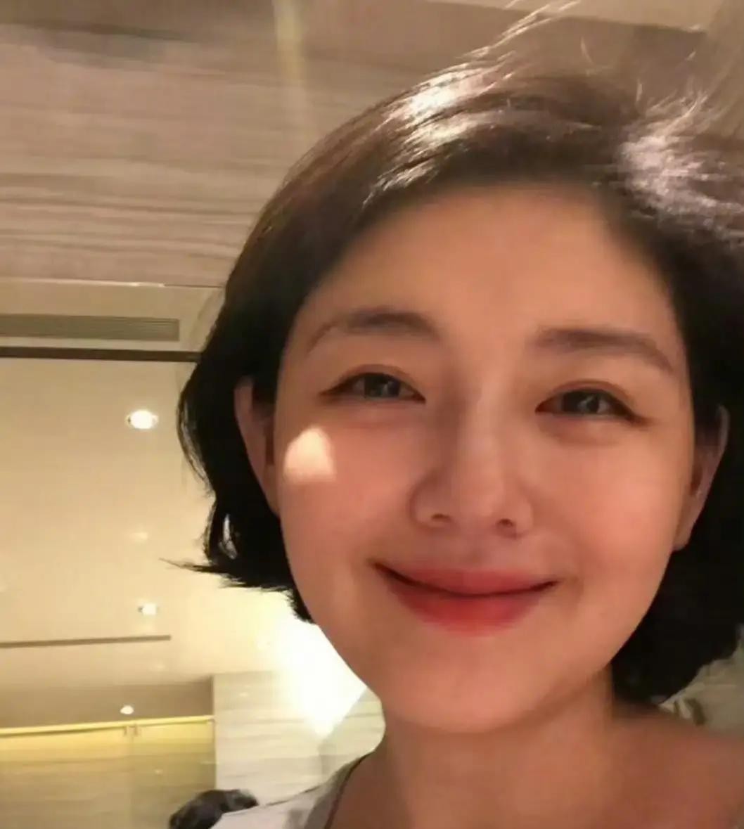 阿雅发长文怀念大S，足足写了近三千字，好细腻的文笔，好鲜活的大S，好珍贵的情谊，一边读一边泪目了[流泪]


阿雅是在凌晨三点醒的。手机放在枕边，屏幕亮了一下，是备忘录的提示——前一天晚上她写了三百多个字，写了几句就写不下去了。她盯着那几行字看了很久，最后还是没删。

大S走后，来找她的人不少。有节