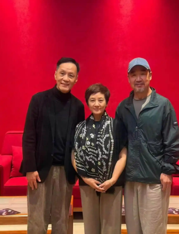 9月6日，深夜，71岁的演员张国立，罕见激动发文，并晒出了几张合影，当看清照片上的人，网友也忍不住感慨：“喜欢的老戏骨们同框，太难得了！”
 
事情说起来其实很简单，张国立和妻子邓婕一起去了北京人艺，连看了两场话剧，主演分别是他的老相识濮存昕和冯远征。演出全部结束之后，几个人在后台拍了合影，没有精致