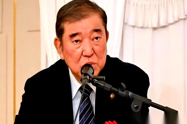 日本政坛的一场公开交锋，把自民党内部的遮羞布扯了下来。
前首相石破茂在节目里毫不客气，直接把炮口对准了上任刚满一年的高市早苗。他没有绕弯子，不仅公开翻出当年的侵略账本，还当场泼了一盆冷水：天天靠对外放狠话来收割选票，除了让账面上的烂摊子越来越大，根本救不了眼下的经济。
这场争论的导火索，是历史旧账与
