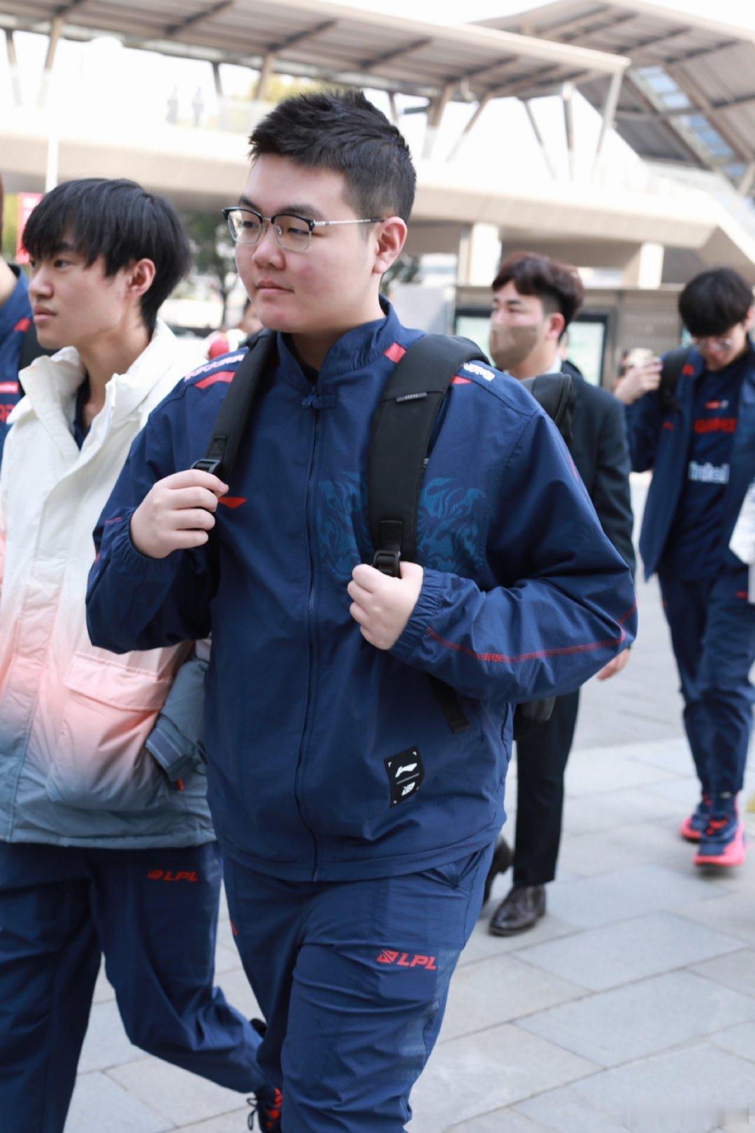 369本质好人啊，S12在JDG当了一年的大哥，猛猛c。第二年尺子、左手来了，打野中单射手都要吃资源，他直接转型牺牲位了，不然四个人抢资源队伍肯定要炸，哪会有23京的辉煌

#369买暮蝶练烟位##369打瓦被喷# ​