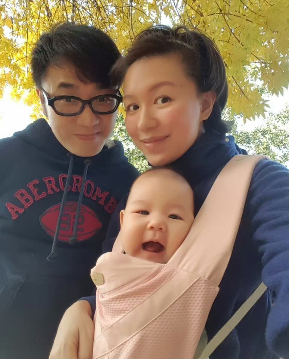 张靓颖一语看透！王铮亮的爱情，藏着最极致的深情

圈内最懂王铮亮的，莫过于老友张靓颖。

她曾精准评价王铮亮，是一个为爱彻底发疯、不顾一切的人。外人只看到他温柔儒雅的音乐人模样，却不知他对待感情极致专一、果敢执着。

王铮亮和妻子文薇的缘分，堪称冥冥注定的宿命。

两人是多年校友，小学、中学同校求学