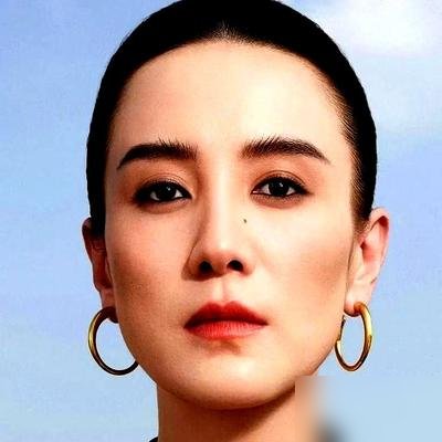 宋佳拿视后，开口第一句没谢导演没谢家人，直接点名马伊琍、闫妮、杨紫、吴越、任素汐。她说这行别再搞“艳压”“抢番”那套了，好戏是互相成全的。
这话听着软，实则狠。杨天真刚透露，今年行业开机率只有去年三成。宋佳自己也有过长时间没戏拍的日子。
所以她太清楚了，蛋糕都快没了，还搁那儿比谁站C位、谁通稿发