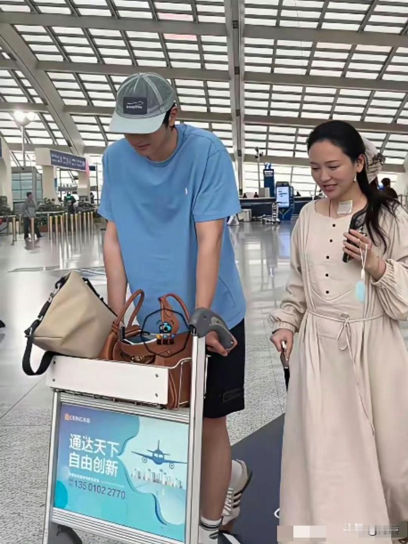 金莎脖子上有草莓印，金莎和孙丞潇哪里像隔辈人啊！

看起来就是同龄人的感觉，金莎脖子上贴的膏药。