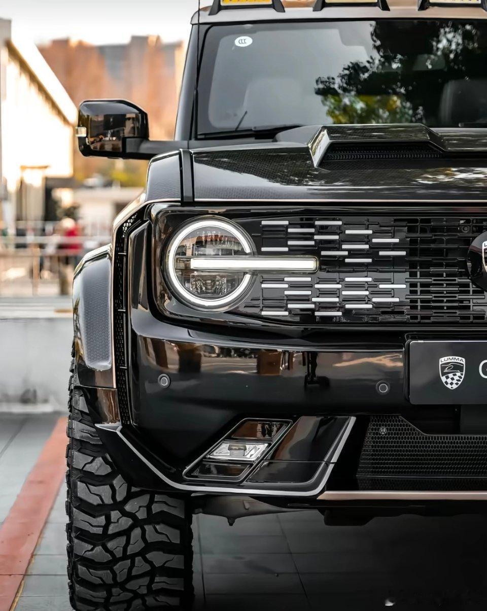 小米会造类似这种赛化元素的方盒子吗？外观运动赛化强辨识度+内饰赛化但坐起来柔软但有韧劲，，方盒子大SUV赛化（这与suyu系列赛化有异曲同工之妙），或许能从那么多方盒子车中另辟蹊径，打出另一片光明！（别的方盒子太中规中矩长得都差不多，内饰冰箱彩电大沙发 ​