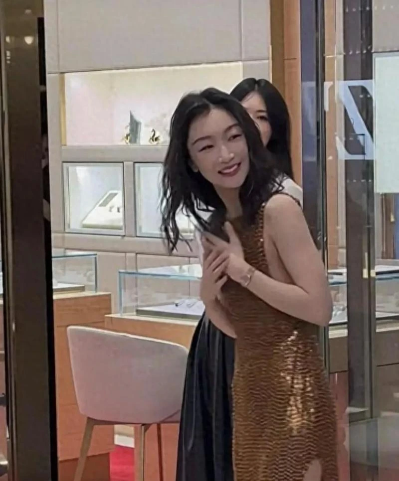 周冬雨增肥后大变样！穿开叉裙女人味十足，美得像换了个人