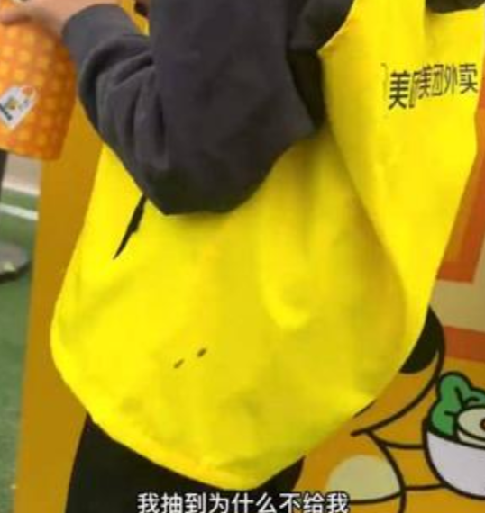 一本《答案之书》，把校园市集的规则问题推到了台前。

有学生在校园活动中集章抽奖