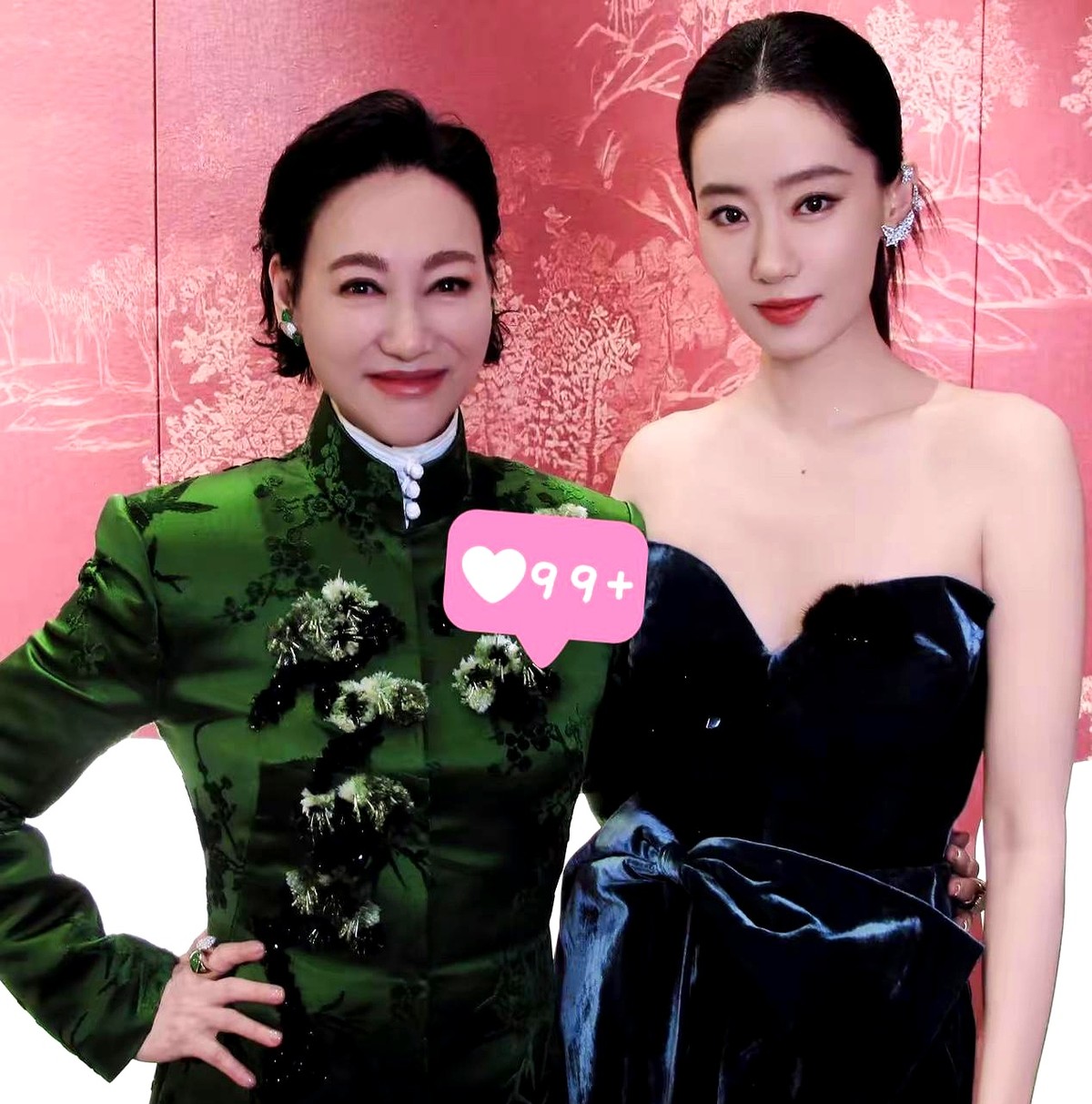 芭莎晚宴上，惠英红夹在杨幂和张小斐中间，整晚都在侧身跟张小斐咬耳朵大笑。

散场后惠英红发文喊话：“我的斐啊，太开心相见”。

一个拿过三届金像奖的前辈，为了给张小斐的新剧打call，能在家拉二胡现填词录视频。7月惠英红刚包场了《功夫女足》发文“斐来了”，8月张小斐立马包场《数到三》回礼。

名利场