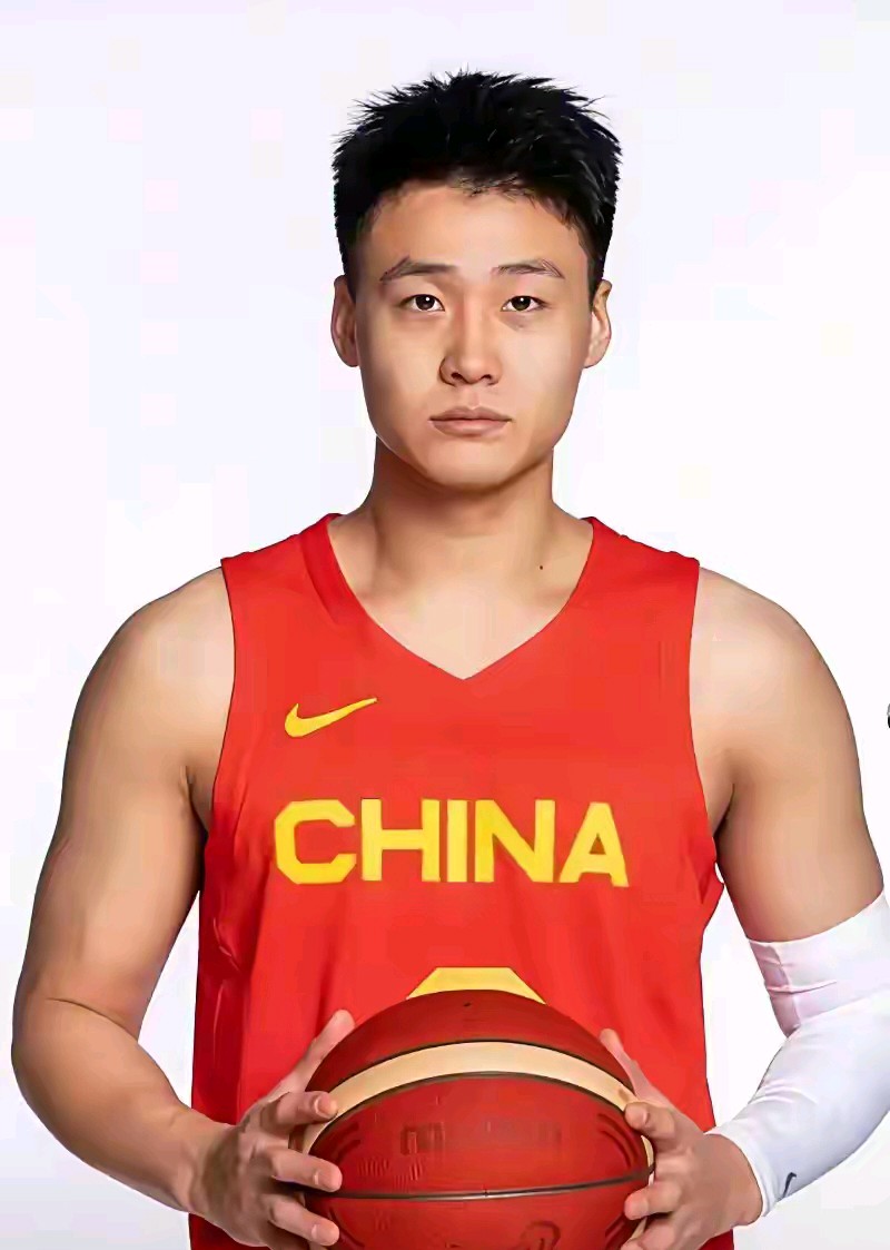 热身赛表现不佳的中国男篮，并不是真正意义的中国男篮。
郭士强还是留了一手，不难看出，热身赛中国男篮确实是在热身，演练阵容，输球也就在所难免了。
好消息来了，千呼万唤的赵睿亲承，如果国家队需要，他随时都可以归队，这对中国男篮来说，无疑是一支强心剂，赵睿归来，不仅仅是后卫补强，重要的是，要激活王俊杰的能