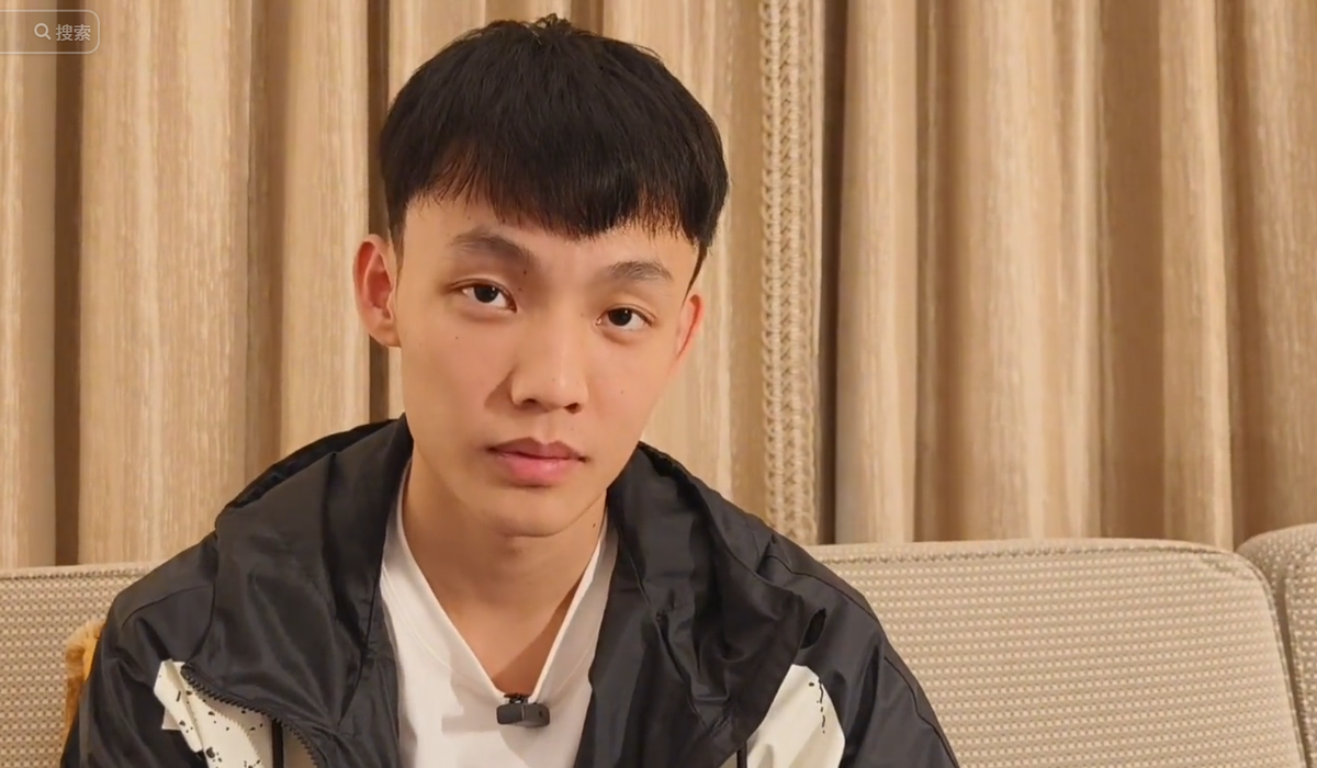 据广东体育媒体人透露，随着广东男篮新任主教练到位，徐杰在球队中的地位直线上升，在近期的几场热身赛，新任主教练赛后都和徐杰进行交流，看得出这位新任主教练对于徐杰是十分喜爱。

这段爆料刚传出来，广东球迷的社交平台直接炸了锅。
有人翻出徐杰刚进一队时的青涩采访截图，配文满是“熬了这么多年终于被看到”的感