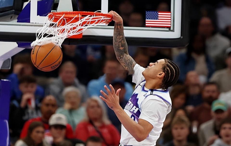 媒体人Trevor Lane和Donnie Freeman录制了《The Basketball Bulletin》播客，在最新更新的一期里，他们谈到关于球员续约的相关话题。

Donnie Freeman说道：站在球员的角度来说，延迟续约受限制自由球员当然不是一件好事。球员肯定希望能理直气壮地说：看看阿门-汤普森（Amen Thompson）和奥萨尔-汤普 ​