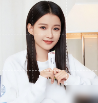 孙怡上节目亲口说，离了婚，对前公婆还是该叫妈叫妈，该叫爸叫爸，连前夫的舅妈、姨，一个没改口。
王京花是谁，圈里喊一声花姐，资源人脉捏在手里多少年。换别人离了，躲都来不及，她偏不。
理由就一条，为了女儿大福。孩子还小，逢年过节两边跑，大人先撕破脸，难堪的全落在孩子身上。
转头再提董子健，她只轻飘