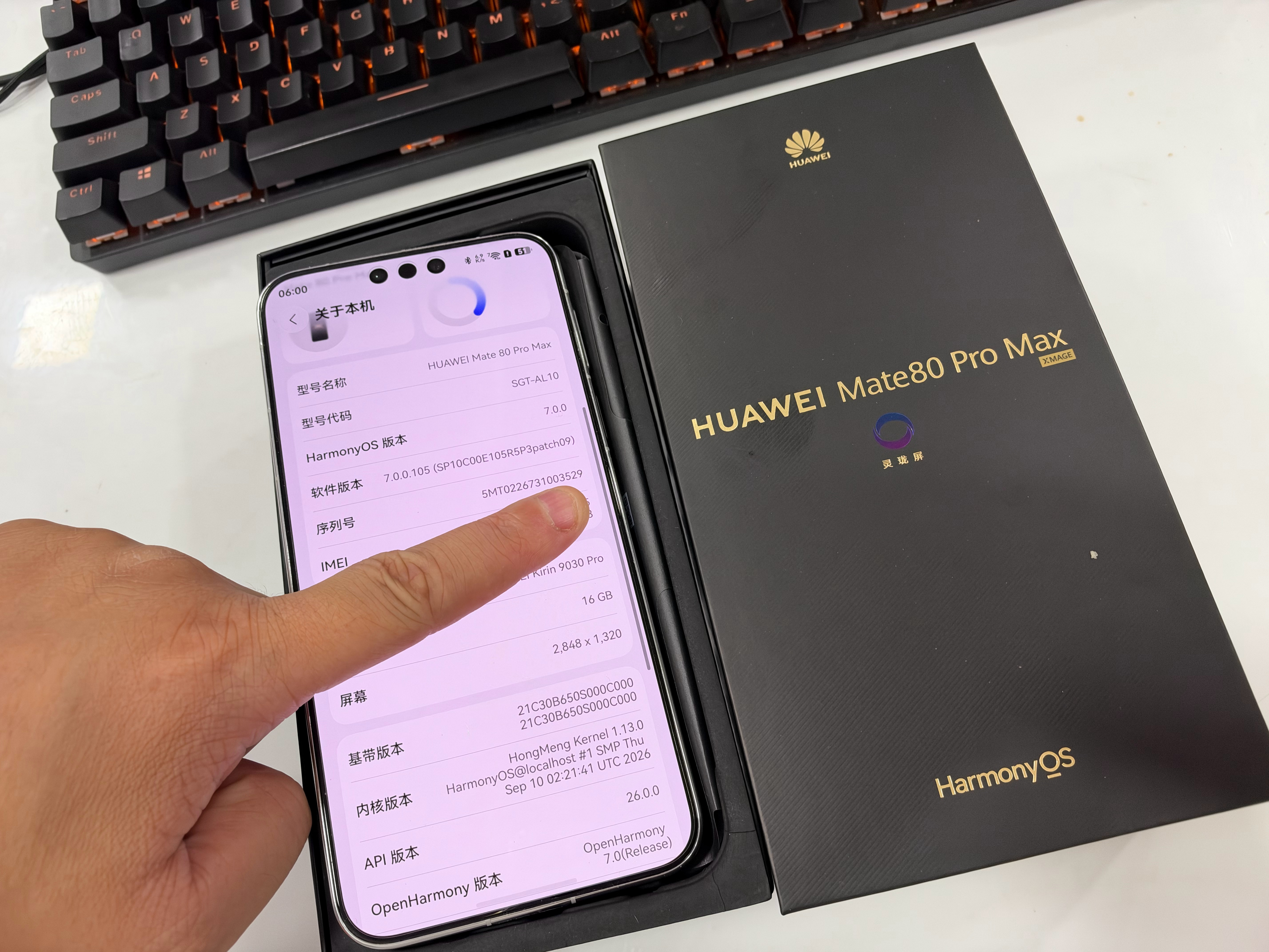 18promax拿回来之后，导好资料，就把这个华为Mate80 Pro Max挂在小黄鱼给卖掉了，这个机器给我的感觉就是因为它的性能不足，所以导致里面的一些小软件掉帧。最关键的是进抖音聊天框里面的图片，打开滑动都不跟手。然后这台机器优点就是屏幕真的很好看，质感也很好，我记得当时这个机器的音质也很好的， ​