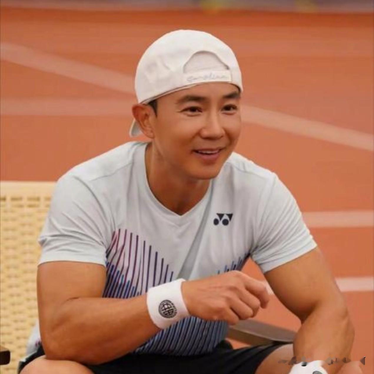 为什么刘畊宏被淘汰？
原因很简单，
不是他唱的不好，也不是实力不如其他哥哥，而是因为他52了，体力拼不过二十多岁的。
 
这节目又是唱又是跳，一次舞台下来连唱带跳十几分钟。

刘畊宏体脂率低，身体是真的好，但他毕竟52了啊，年轻人连蹦带跳还能喘气，他跳完都得缓半天。
 
他自己在节目里都带大家跳操，