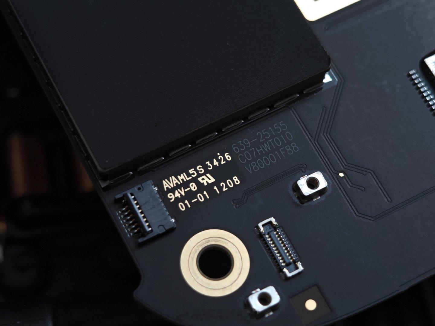 给大家看看 全新的Mac mini M6 里头长啥样子 

 M6还是和之前差不多的布局 没有用WMCM封装  但是苹果第一个2nm的芯片  硬盘改成了板载的  而且丐版是有一颗不出料的  扩容需要补件（问题不大） 配合的是S6E架构的硬盘  1TB这个是TLC的  看丝印生产日期是26年的34周  

单颗硬盘丐版的速度影响和大  原 ​