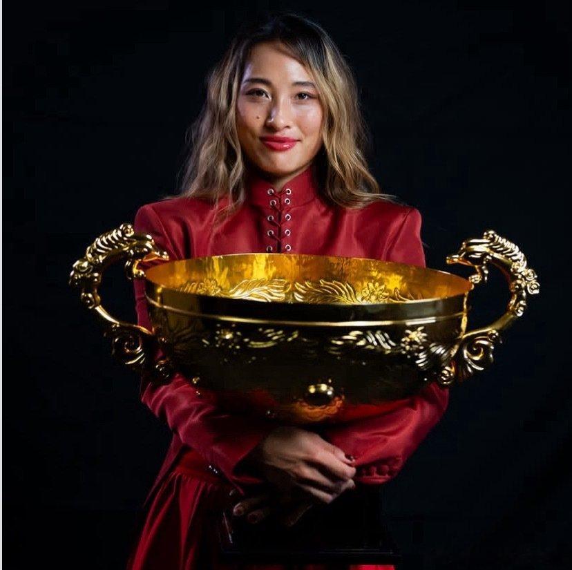 早上起来先品一波郑钦文的冠军写真🏆
还是好高兴！[嘻嘻][嘻嘻][嘻嘻]
吉米拍的还可以[doge]
emm今天应该会到武汉
#郑钦文[超话]# ​​​​