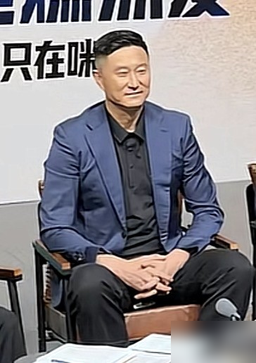 杜锋在解说席上点名，新赛季压力最大的主帅，是刚退役的顾全，不是李楠。
10月17日揭幕战，深圳输给上海34分。顾全从球员直接变成主教练，杜锋原话，刚退役就做主教练，主导和协助的感觉完全不一样。他公开喊话深圳球迷，多给理解，别拿一场球定整个赛季。
压力排第二的才是李楠。手里攥着赵睿、周琦、曾凡博这