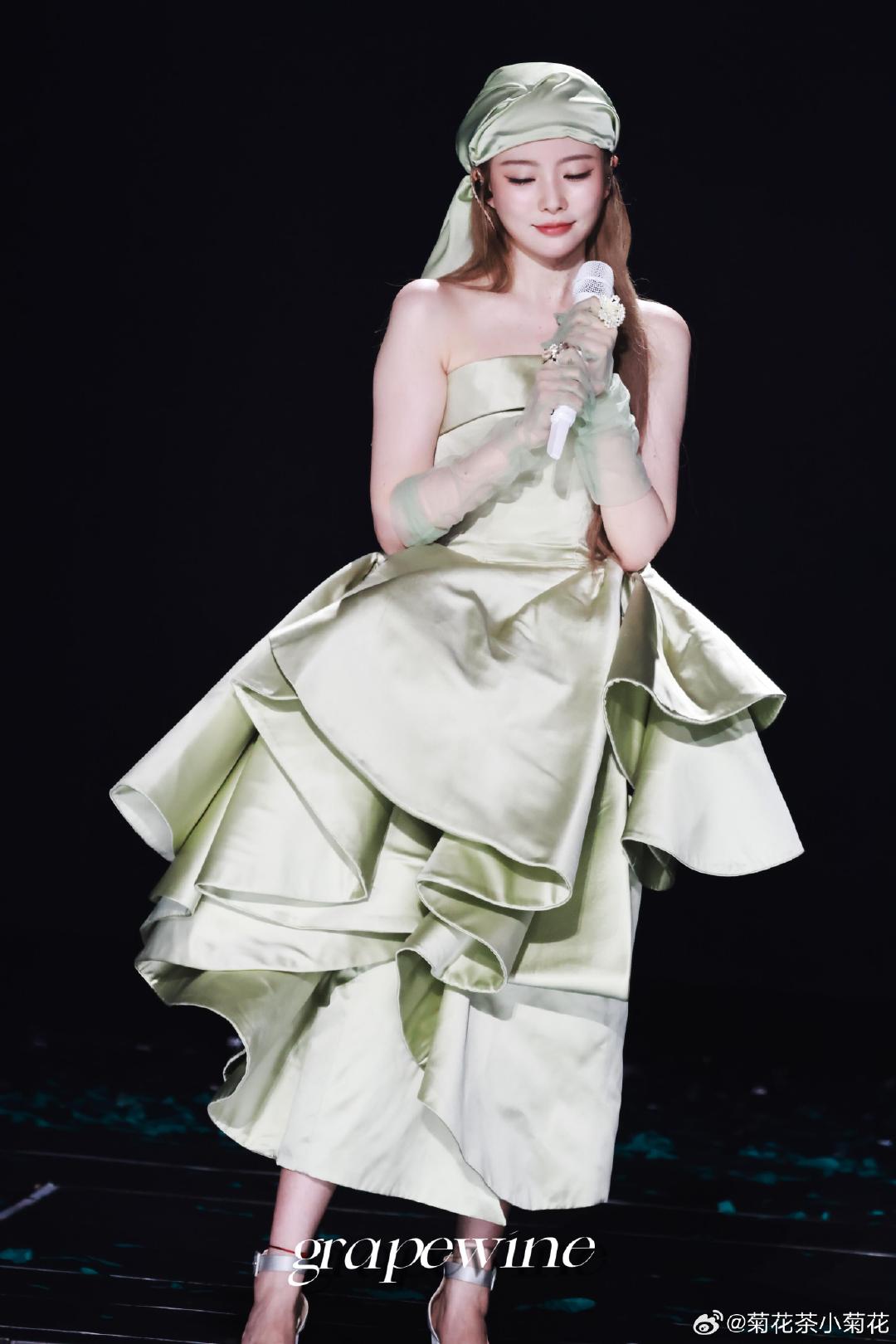 #以为陈卓璇带了一条毛巾就上台了#
多少有点冒昧了，明明妆造挺好看的… ​
