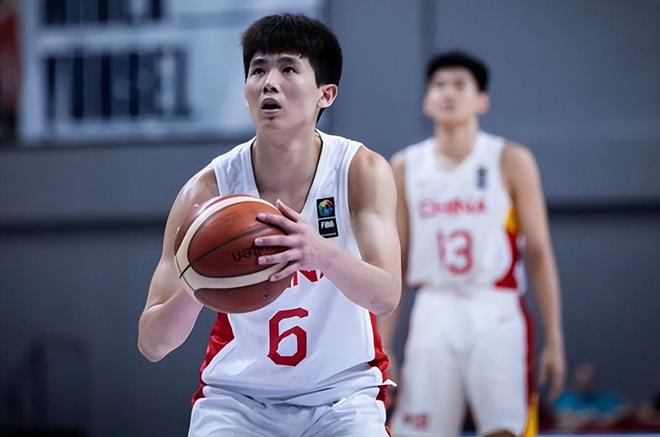 在沉寂了太久的中国男篮后卫线上，19岁的李悦洲就像是一道毫无征兆劈下的惊雷。在名古屋亚运会的赛场上，这位身披国家队战袍的年轻小将打出了令人瞠目结舌的高效表现。
 
首战对阵哈萨克斯坦，他在有限的时间里交出了9分3篮板2助攻2抢断2盖帽的全面数据单，攻防两端无处不在；紧接着面对巴林，他更是打出了堪称艺