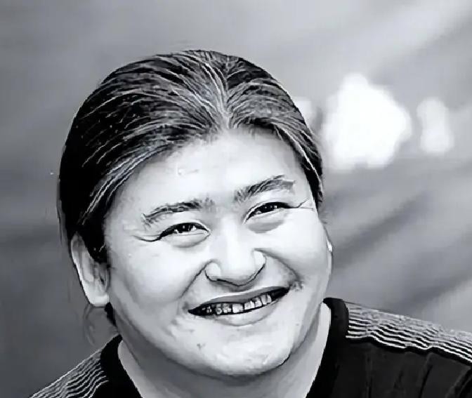 讣告里“教师”排在“音乐家”前面，人民日报五个字改了称呼，我们叫了四十年的“歌手刘欢”，官方说他是音乐家

对外经贸大学的讣告标题写的是“沉痛悼念我国著名音乐家刘欢老师”，正文里“我校退休教师、全国家喻户晓的音乐家”排在最前面
人民日报第二天发文送别，开头用的也是“著名音乐家”。而此前关于刘欢的报道