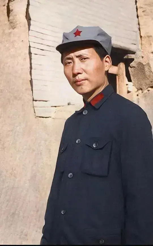 这是美国记者斯诺和蒋介石的合影，他在陕北采访毛主席之前，采访过蒋介石。(图二)