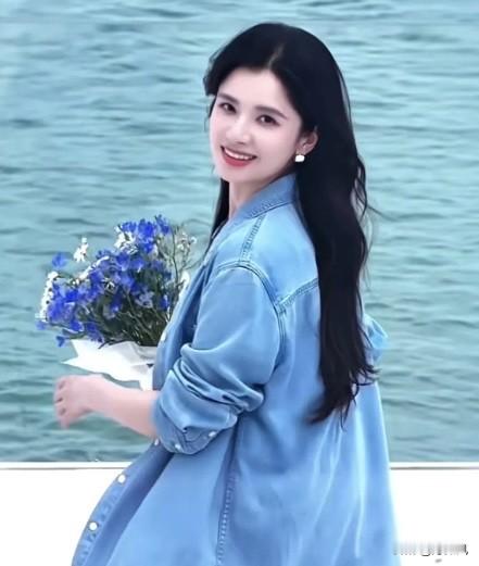 张婧仪，就是硬美
绝佳的骨相美人
可媲美上一代的陈红和蒋勤勤，越长越
吃香的长相

形象如此好的她，也是95花中代 言质量最佳的一位。
是她太火了巴 宝莉，连平价的太平袅穿得也是奢牌的感觉，高级很多。
所以，张婧仪大家喜欢她高级的长相吗？

图源网络，侵删
