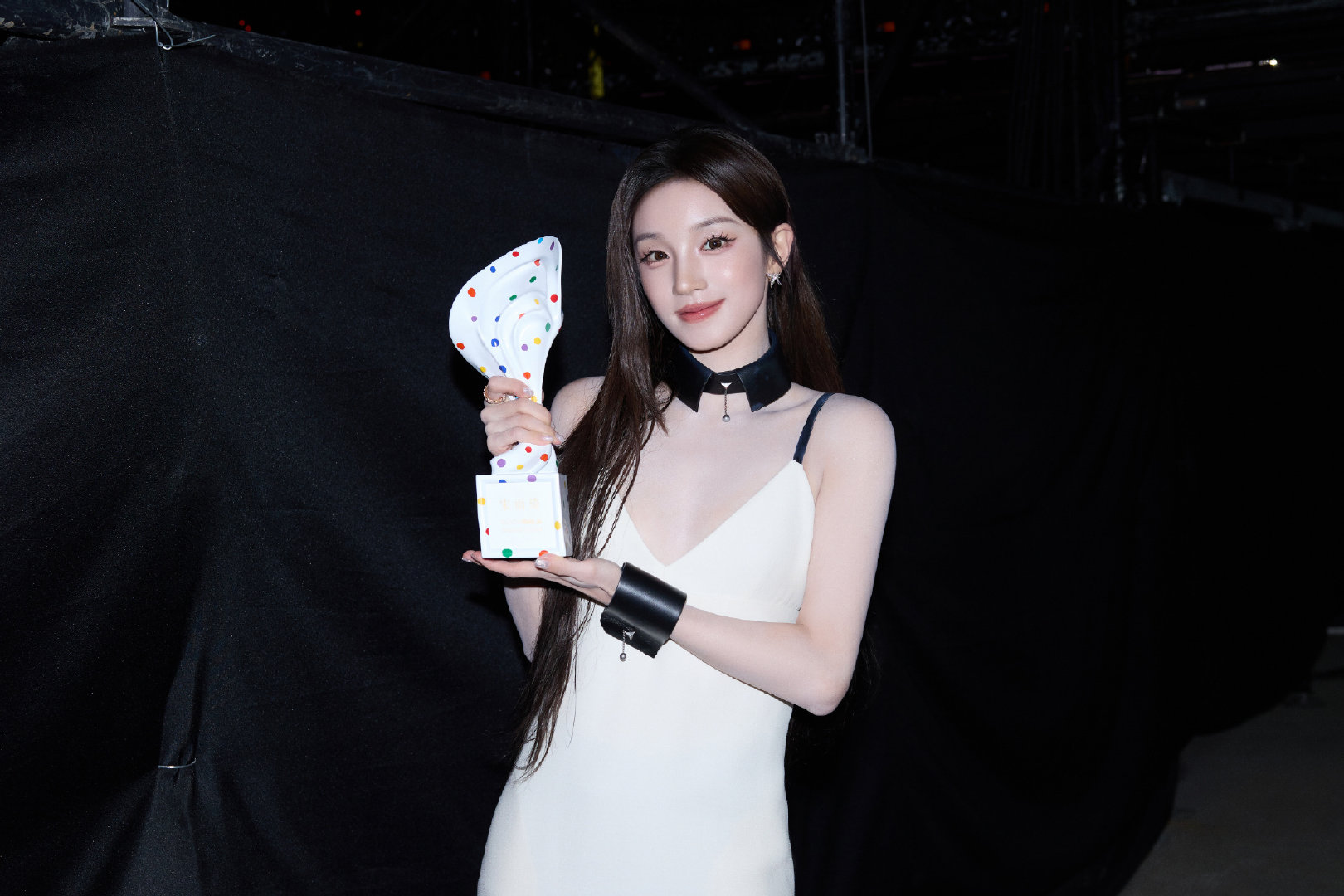 #孟子义孔雪儿给宋雨琦打歌#感谢美女们的宣传[爱慕][爱慕][爱慕]宋雨琦的I Like You特别好听啊
大家一起期待雨琦10.8发行的新专辑「27」吧 ​