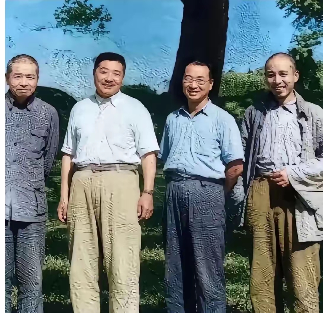 “湖南四杰”你听过吗？他们都是湖南籍的开国元勋，朴素着装，神态沉稳，气度不凡。左一是彭老总，左二是贺老总，老朋友们，大家说说右边二位是谁呢？
 
很多人第一眼看到这张老照片，第一反应先认出彭德怀、贺龙，后面两位反倒常常叫不上全名。这四位湖南老乡站在一起，本身就是近代革命一段很有分量的缩影。近代百年风