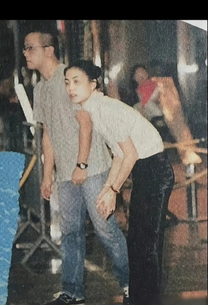 94年，王菲一头扎进北京那个破胡同，跟窦唯挤四合院，早上捂着鼻子上公厕。
那时候她已经是天后了，却甘心窝在那儿，就为了跟他一块搞音乐。
《誓言》里那段笛子，是窦唯吹的，也是他第一次把名字烙进王菲的专辑。
后来的《浮躁》，张亚东加窦唯再加一帮苏格兰人，整张专辑没几句正经词，全是LA JA BOR